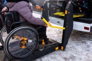 Cómo debe ser una rampa de acceso para usuarios de silla de ruedas