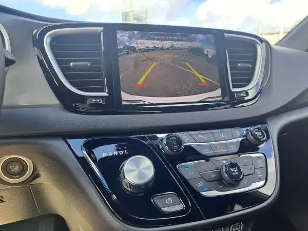 2025-Chrysler-Voyager-Display
