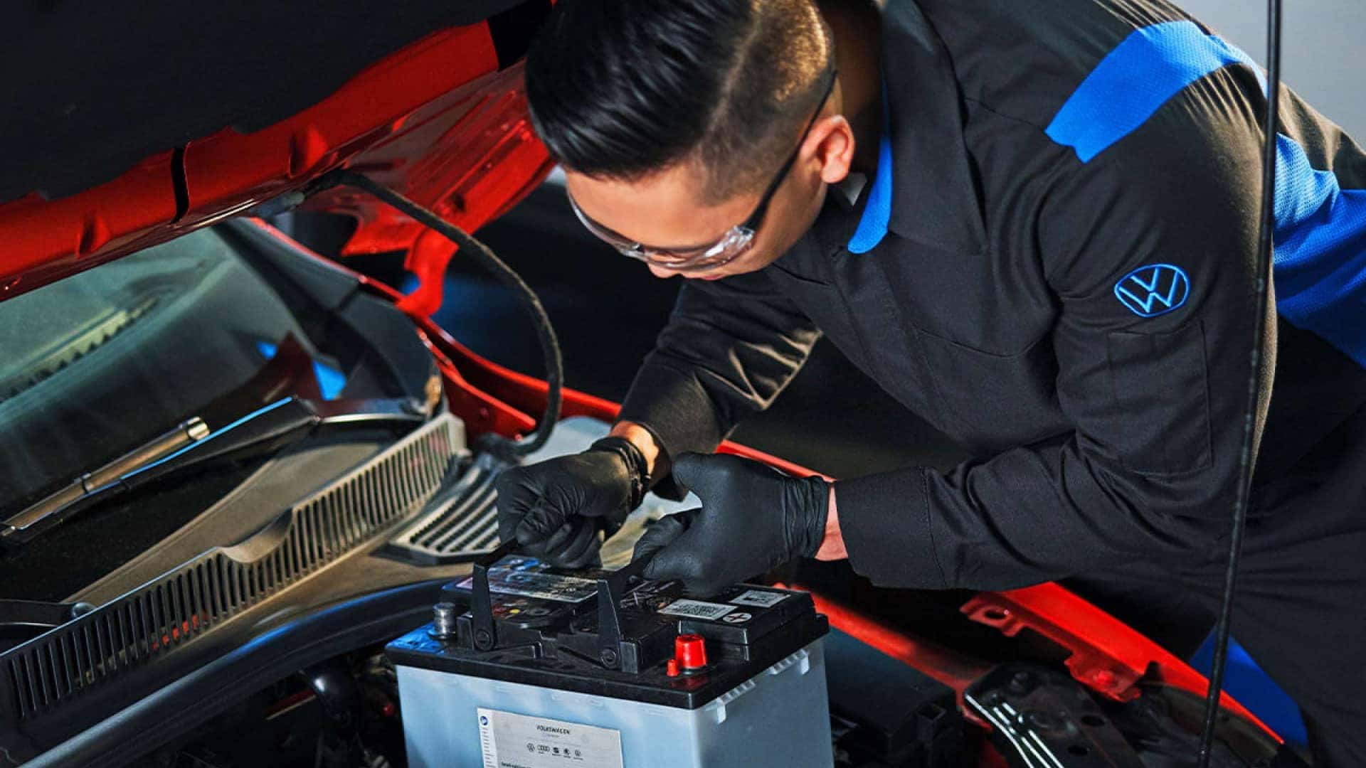 VW service tech replacing battery