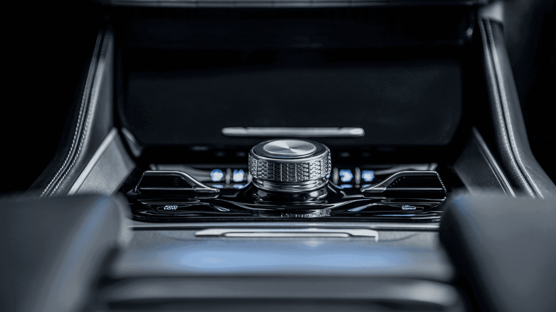 Close-up of 2025 Jeep® Wagoneer rotary gear selector with textured metal finish and drive mode icons
